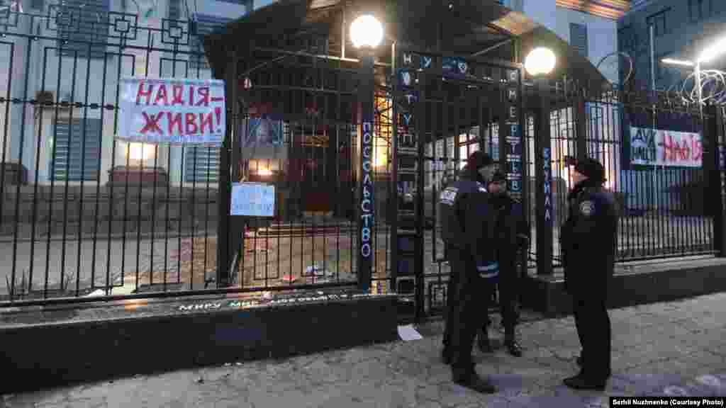 З настанням вечора всі розійшлися, і біля посольства запанував спокій