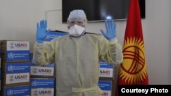 Передача средств индивидуальной защиты Министерству здравоохранения КР. 11 марта 2020 года.