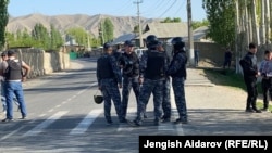 Жанжал болған аймақта жүрген Қырғызстан милициялары. 29 сәуір 2021 жыл.