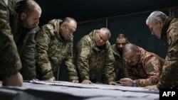 Олександр Сирський та Рустем Умеров відвідують українські позиції, місце невідоме. 14 лютого, 2024 року.