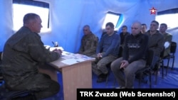 Кадр з відео російського телеканалу «Звезда»: російський офіцер розмовляє із полоненими українськими солдатами