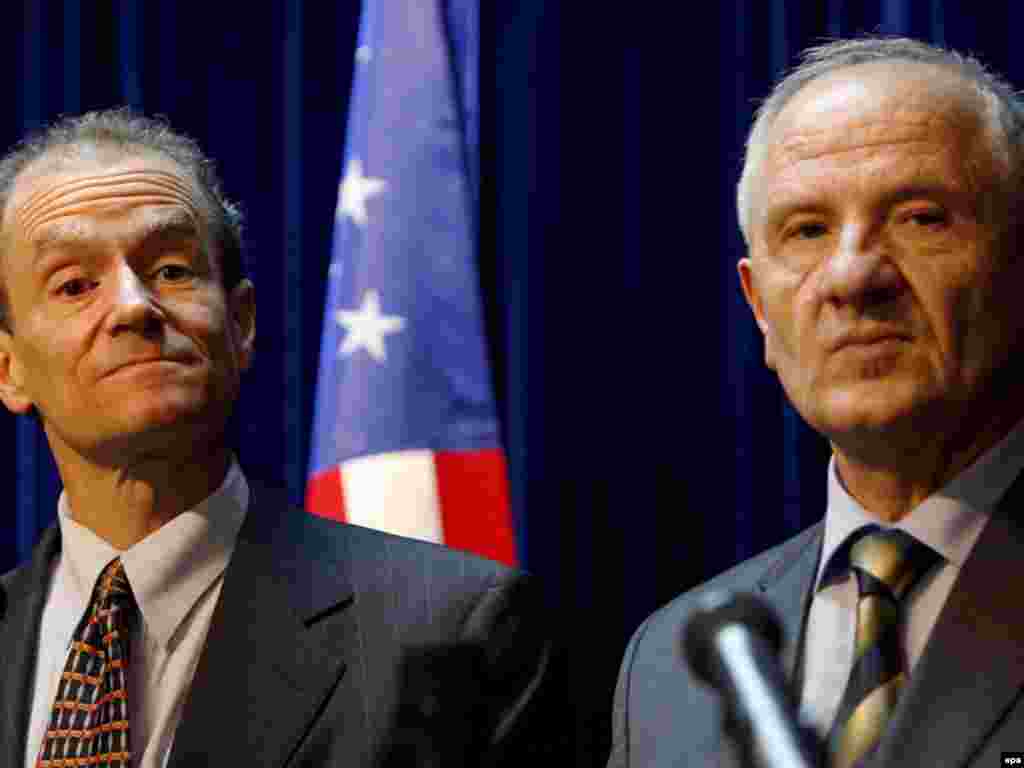 Ndihmësnënsekretari amerikan i Shtetit, Daniel Fried, viziton Kosovën, 17 nëntor 2008. - Caption: epa01553587 Deputy U.S. Secretary of State Daniel Fried (L) and Kosovo's President Fatmir Sejdiu (R) speak to media during his visit in Pristina, Kosovo, 17 November 2008. Daniel Fried was in Pristina for meetings with Kosovo Albanian leaders, including President Fatmir Sejdiu and Prime Minister Hashim Thaci. 'The Kosovo government is a government of a sovereign state that should listen to others, but decide on its own about the interests of its state,' Fried said after the meeting. EPA/VALDRIN XHEMAJ 