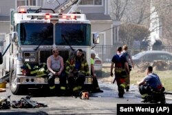 Tűzoltók akcióban 2021. március 23-án, a New York állam-beli Spring Valleyben. Képünk illusztráció