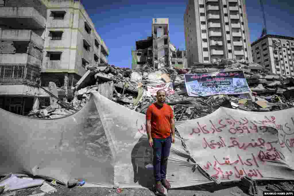Gazetari palestinez, Alaa Shamali, 35 vjeç, shtëpia e të cilit u shkatërrua më 2014 gjatë konfliktit mes Izraelit dhe grupit militant, Hamas, pozon pranë rrënojave të ndërtesës ku jetonte së fundmi në Gaza. 25 maj, 2021.