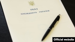 Укази містять переліки із загалом 147 фізичних та 303 юридичних осіб
