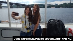 Мариупольские школьницы во время экскурсии на теплоходе