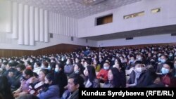 Спектаклдин көрүүчүлөрү.