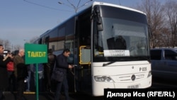 Чымкент-Ташкент каттамындагы автобуска жүргүнчүлөр түшүп жаткан учур. 5-январь, 2018-жыл.