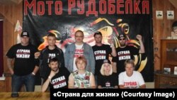 Литвага чыгып кеткен оппозиция лидери Светлана Тихановскаянын Гомель шаарындагы штабынын өкүлдөрү.