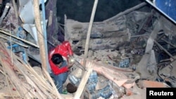 Əfqanıstanda zəlzələdən sonra axtarış-xilasetmə işləri