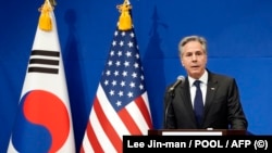 Američki državni sekretar Entoni Blinken na zajedničkoj konferenciji za novinare s južnokorejskim šefom diplomatije Čo Tae-julom nakon njihovog sastanka u Ministarstvu spoljnih poslova u Seulu 6. januara 2025.
