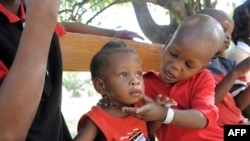 В автобусе находились 33 ребенка в возрасте от двух месяцев до 12 лет без каких-либо документов