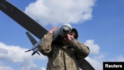 Український військовий готує дрон до запуску на Покровському напрямку, травень 2025 року