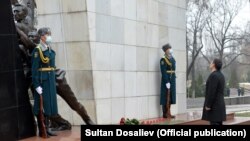 Президент 2002-жылы Аксы окуясында жана 2010-жылы Апрель окуясында элдин эркиндиги үчүн курман болгондордун элесине арналган монументке гүл коюуда. Бишкек шаары, 17-март, 2021-жыл 