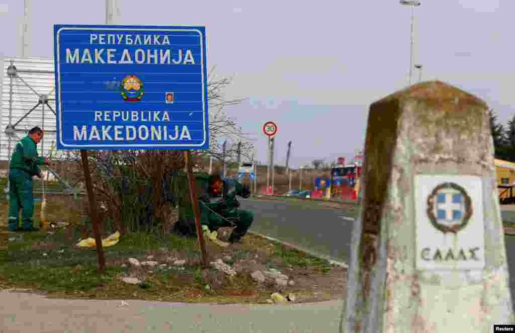 Punëtorët duke pastruar zonën afër kufirit mes Maqedonisë së Veriut dhe Greqisë, afër Gjevgjelisë. Në fotografinë e bërë më 11 shkurt, tabela ende ka mbishkrimin &quot;Republika e Maqedonisë&quot;.&nbsp;REUTERS/Ognen Teofilovski