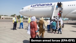 Tașkent: refugiați afgani, evacuați de trupele germane, pleacă de la Tașkent spre Frankfurt, Germania, 19 august 2021. Germania a creat un „pod aerian” Kabul-Tașkent, pentru evacuarea cetățenilor germani si a colaboratorilor afgani.