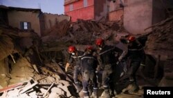 Spasilačke službe danonoćno tragaju za preživelima ispod ruševina, Amizmiz, Maroko, 10. septembar 