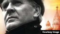 Autorul de romane de spionaj John Le Carré, pe fundalul Pieței Roșii din Moscova