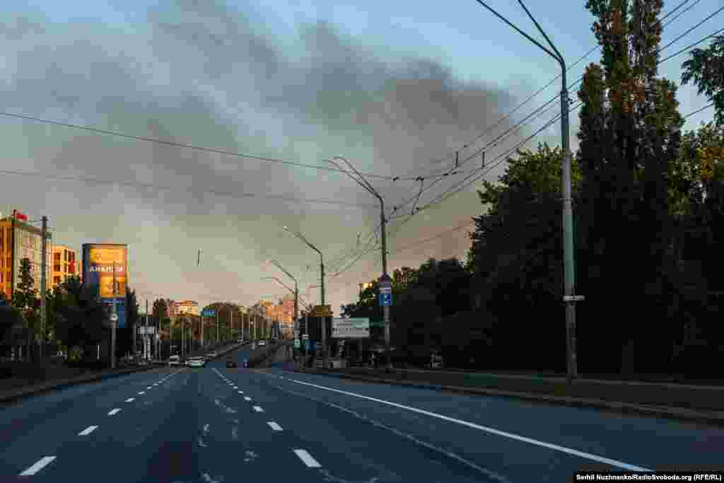 Ранкове небо над Києвом в диму внаслідок російської нічної атаки, 23 червня 2025 року