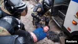 Күч кызматтары жүрүштүн катышуучуларын ур-токмокко алып, аларга каршы союл, электрошокер жана көздөн жаш агызчу газ колдонгону кабарланды