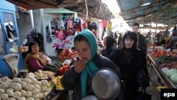 После грузино-абхазской войны центральный рынок стал местом постепенного возрождения жизни в, казалось бы, вымершем городе