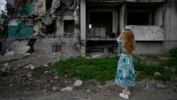 În fața unei clădiri distruse din Borodeanka, lângă Liev, sâmbătă, 4 iunie 2022. 