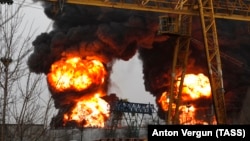 Пожежа почалася близько другої години ночі на вулиці Індустріальній, де, за відкритими даними, розташований нафтопереробний завод компанії «Роснефть» (фото ілюстраційне)