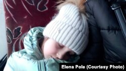 Drumul de două ore până la granița cu Moldova a durat 11. Katia a dormit incluziv pe valiza mamei.