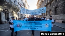 A Pedagógusok Szakszervezete (PSZ) országos pedagógusdemonstrációjának résztvevői vonulnak Budapesten, az Akadémia utcában a Kossuth tér felé 2019. november 30-án (képünk illusztráció)
