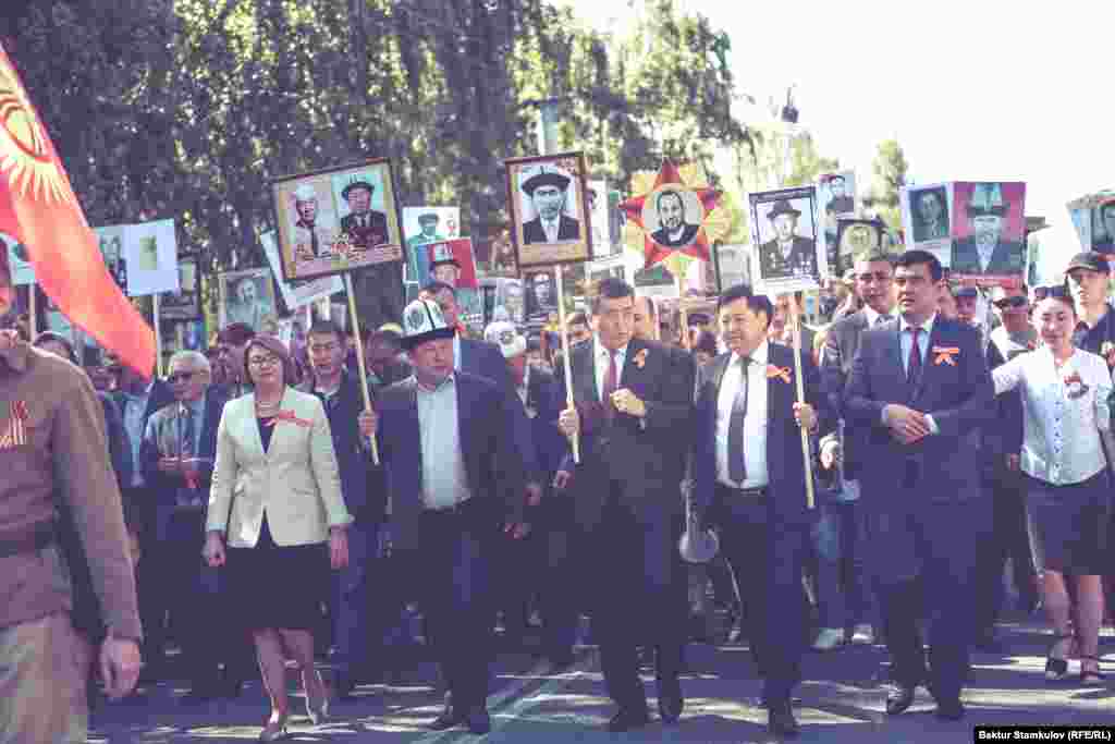 Президент Сооронбай Жээнбеков да &ldquo;Өлбөс полк&rdquo; акциясына катышты. Мамлекет башчы дайынсыз жоголгондордун тизмесинде катталган чоң атасы Жээнбек Пирназаровдун сүрөтүн көтөрүп чыкты.&nbsp;