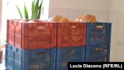Pâine la o cantină a săracilor de la Chişinău.