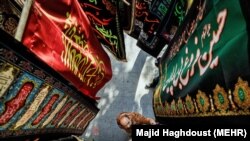 ایرانیان در آستانه فرارسیدن محرم برای بزرگداشت امام سوم شیعیان آماده می‌شوند.