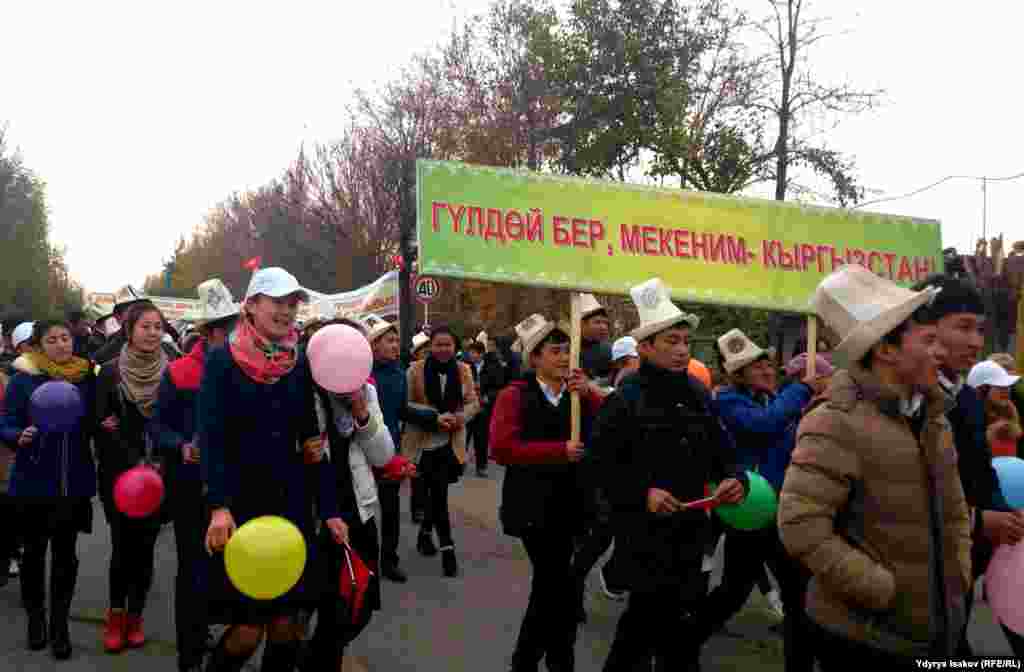 &nbsp;&quot;Биз терроризмге каршыбыз&quot; аттуу жөө жүрүштүн катышуучулары.&nbsp;