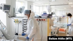 Ápolók Nyíregyházán, a Jósa András Oktatókórház intenzív osztályán 2021. április 2-án. (Képünk illusztráció)