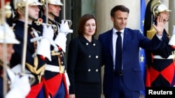 Președintele francez Emmanuel Macron o întâmpină pe președinta Republicii Moldova, Maia Sandu, la Palatul Elysée din Paris, Franța, 19 mai 2022.