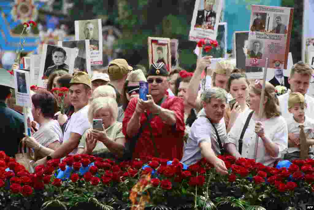 Алматы әкімдігінің дерегінше, акцияға 30 мыңнан астам адам қатысқан. Әкімдік 10 мың дана ту мен 20 мың көк лента таратқан. 
