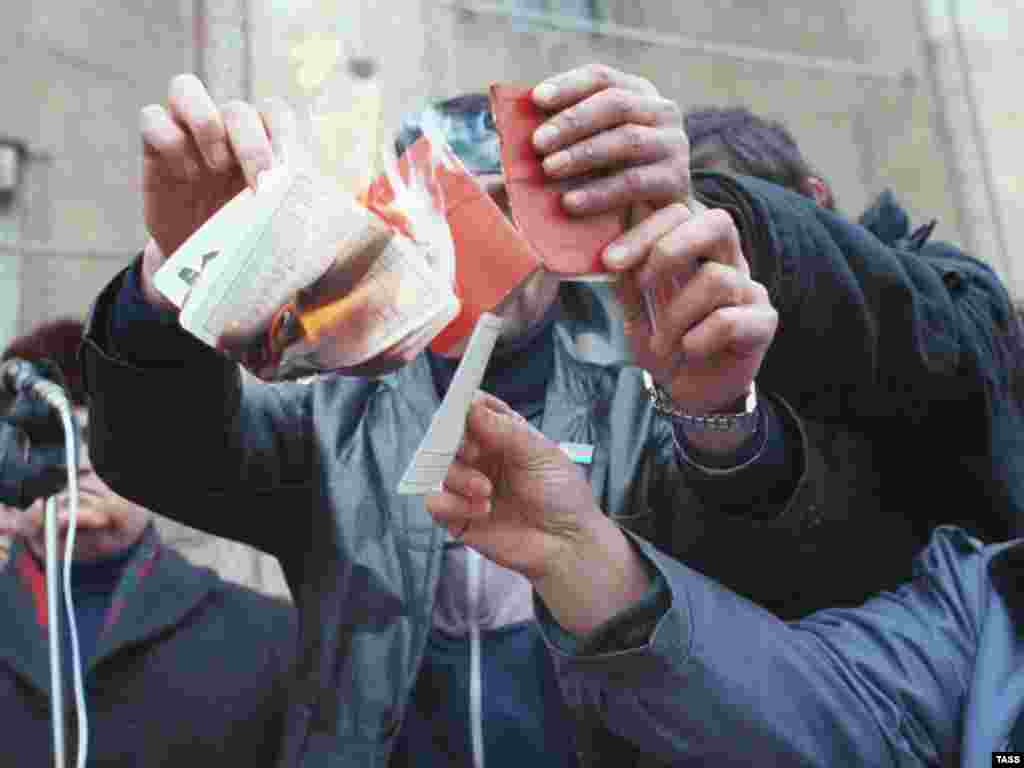 Arzînd carnetele de partid sovietice...