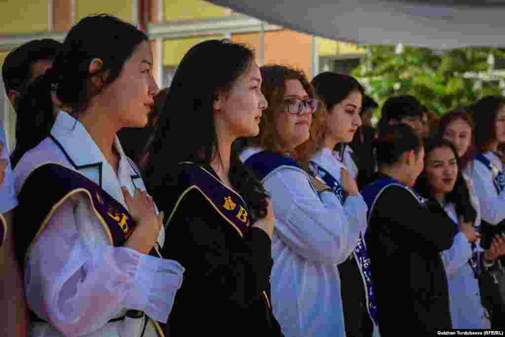 Бүтүрүүчүлөрдүн жыйынтыктоочу мамлекеттик аттестациясы 9-класстар үчүн&nbsp;11-22-июнда, 11-класстар үчүн 11-23-июнда өтөт.&nbsp;Алар математика, эне тили, кыргыз тили, Кыргызстандын тарыхы сабактарынан сынак берет.