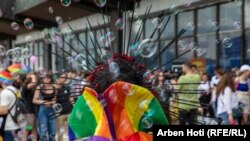 Pjesëmarrës në Paradën e Krenarisë në Prishtinë. (Fotografi nga arkivi).