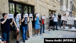 Fotografija sa protesta u Srbiji protiv ekstradicije političara i aktiviste Edževita Piroglua Turskoj, Beograd, 3. jun 2022.