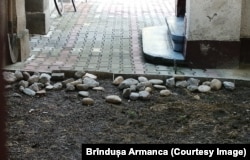 Pietre pregătite de Stancu Floare pentru a-i agresa pe vecini