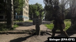 Ukrajinski vojnik prolazi pored rakete u blizini linije fronta u gradu Sjevjerodonjecku 2. juna 2022.