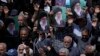Credincioșii iranieni scandează sloganuri în timp ce țin în mâini postere cu liderul suprem Ayatollah Ali Khamenei, în cadrul unei manifestații anti-SUA și anti-Israel. 25 iulie 2025.