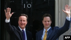 Британський прем’єр-міністр Дейвід Камерон (ліворуч) та віце-прем’єр Нік Клеґґ, 12 травня 2010 року