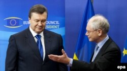 Президент Європейської ради Герман Ван Ромпей вітає Президента України Віктора Януковича в Брюсселі, 1 березня 2010 року