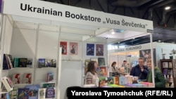 У книжковому павільйоні Україну представляють «Вуса Шевченка» – це перша українська книгарня у Празі. 