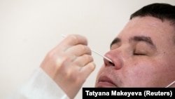 Testul antigen pentru depistarea Covid-19 este o procedură care se poate face acasă, prin prelevarea unui exudat din nasul pacientului 