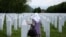 Bosanka među nišanima žrtava genocida u Srebrenici, u Memorijalnom centru Potočari, 8. jun 2020. godine