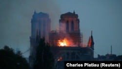 Горящий Нотр-Дам де Пари. Вечер 15 апреля 2019 года