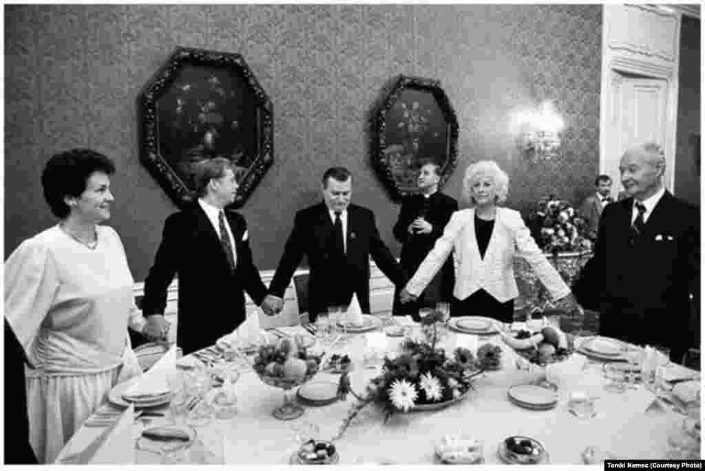 Havel și soția sa Olga, împreună cu președintele polonez Lech Walesa și fostul lider reformator al Cehoslovaciei comuniste Alexander Dubček, la Castelul din Praga, 16 septembrie 1991.